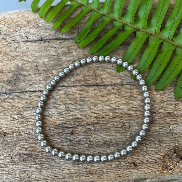 SET OF THREE GRAY FAUX PEARL STRETCH BRACELETS. - Picture 3 of 5